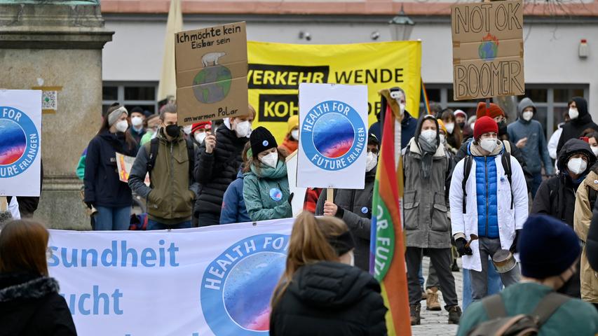 Unter dem Motto „No more empty promises“ (keine leeren Versprechen mehr) bei der Fridays For Future Demo in Erlangen wurde über eine Stunde lang Lärm für mehr Klimaschutz gemacht. Zudem gab es Redebeiträge und eine Fahrrad-Demo durch die Stadt.