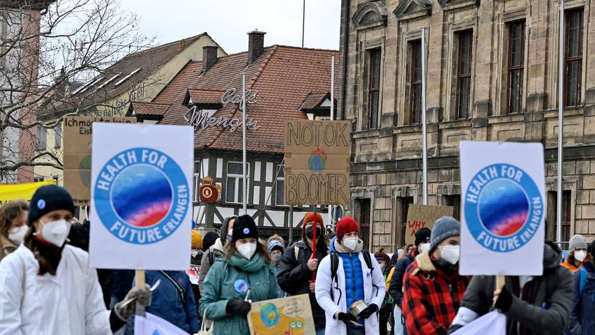 Unter dem Motto „No more empty promises“ (keine leeren Versprechen mehr) bei der Fridays For Future Demo in Erlangen wurde über eine Stunde lang Lärm für mehr Klimaschutz gemacht. Zudem gab es Redebeiträge und eine Fahrrad-Demo durch die Stadt.