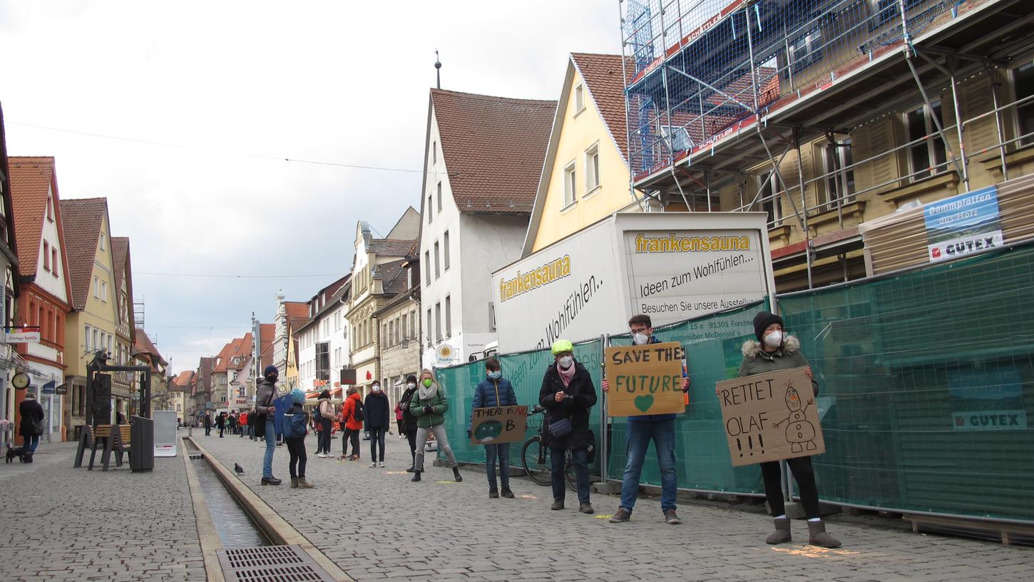 Die Menschenkette der Fridays-for-Future-Demo reichte von der Mitte des Forchheimer Paradeplatzes bis zur Müller-Filiale in der Hauptstraße.