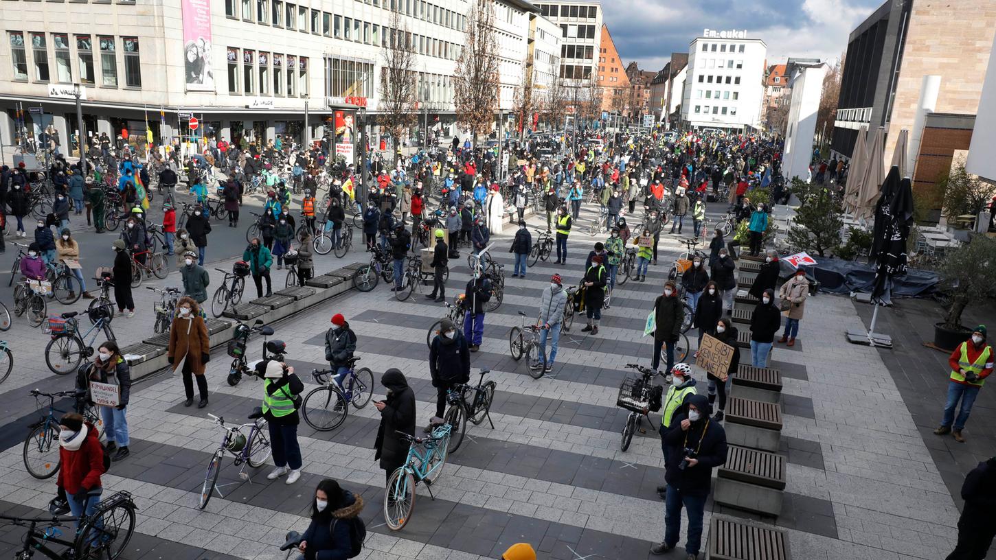 Nach Polizeiangaben versammelten sich 1200 Teilnehmer auf dem Kornmarkt zum Klimastreik.