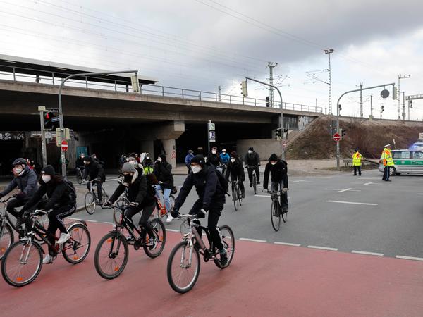 Die Demonstranten radelten nach der Kundgebung auf dem Kornmarkt in Richtung Frankenschnellweg.