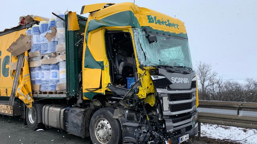 Am Freitag kam es auf der A6 bei Feuchtwangen zu einem Unfall, bei dem zwei Lastwagen ineinander krachten. Dadurch wurde die Autobahn blockiert. Im Laufe des Tages kam es zu weiteren Unfällen auf Strecken in der Nähe der A6, auf die der Verkehr möglicherweise ausgewichen war.