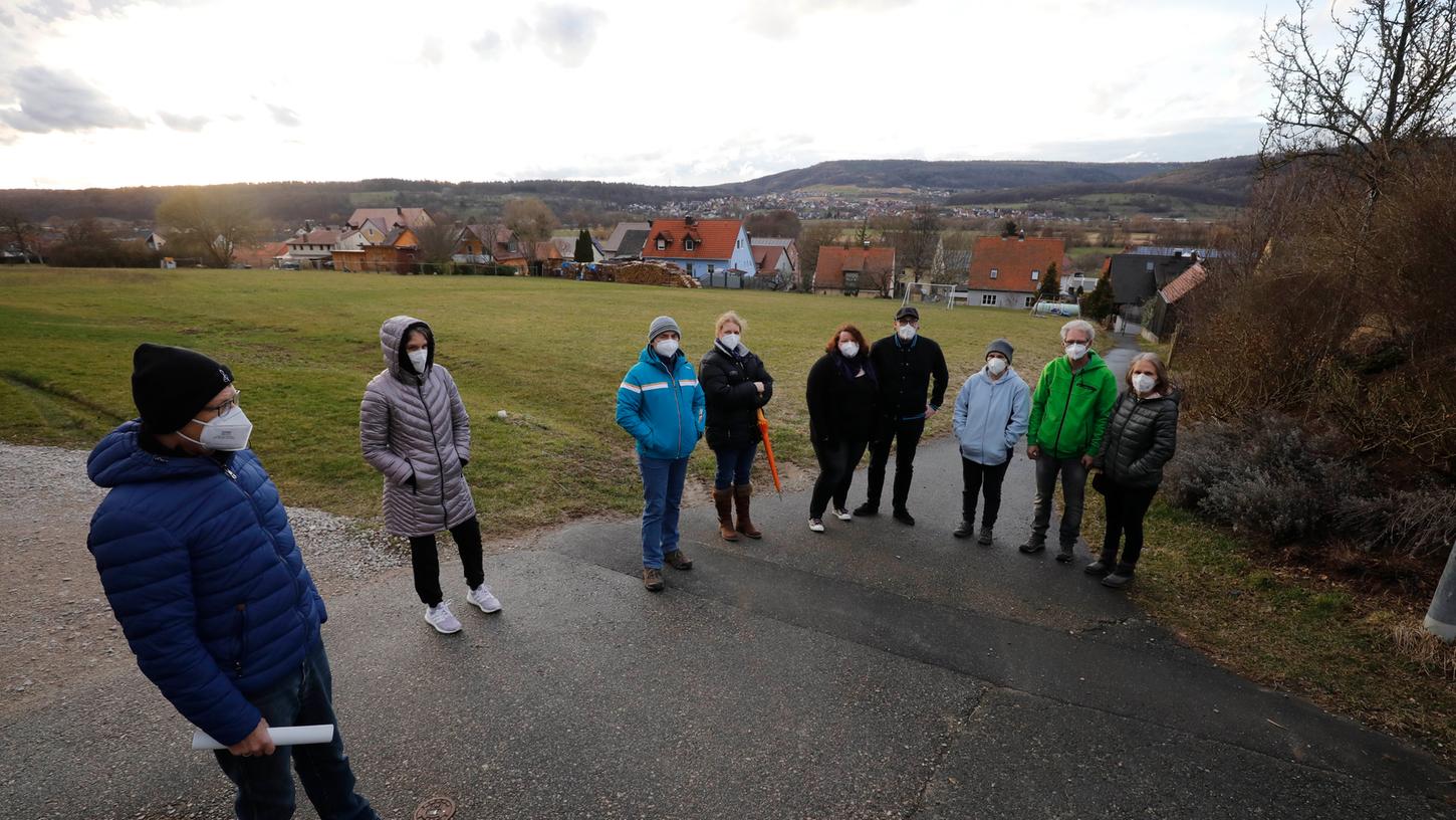 Wo jetzt noch Wiese ist, sind zehn Wohnhäuser mit drei Vollgeschossen und je fünf Wohneinheiten geplant. Ringsum gibt es nur Ein- und Zweifamilienhäuser. Die Anwohner sind gegen die Pläne und befürchten erhöhtes Verkehrsaufkommen.