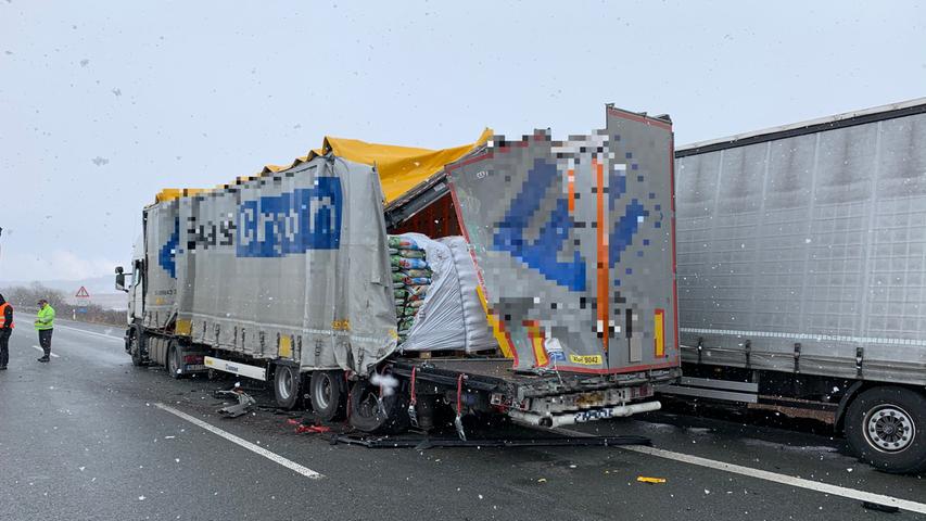 Am Freitagmittag sind auf der A6 bei Feuchtwangen zwei Laster ineinander gekracht. Beim Versuch, auf dem Standstreifen weiterzufahren, blieb ein dritter Lastwagen im Bankett stecken. Durch die Blockierung der Autobahn bildete sich ein kilometerlanger Stau.