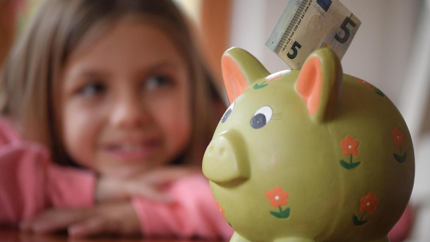  Den richtigen Umgang mit Geld müssen Kinder und Jugendliche im Lauf der Zeit erst lernen.  Foto: Patrick Pleul/dpa   