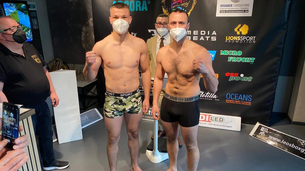 Posen mit Maske: Marten Arsumanjan (rechts) nach dem Wiegen mit seinem Rivalen Ognjen Raukovic.
