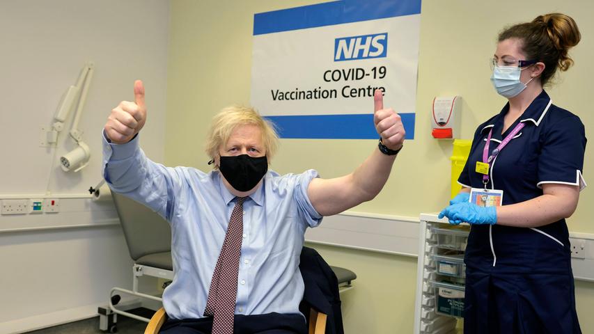 Englands Premierminister Boris Johnson streckt die Daumen nach der Impfung mit Astrazeneca im St. Thomas Hospital in London hoch. Am Freitag wurde der Impfstoff gegen Covid19 wieder freigegeben.