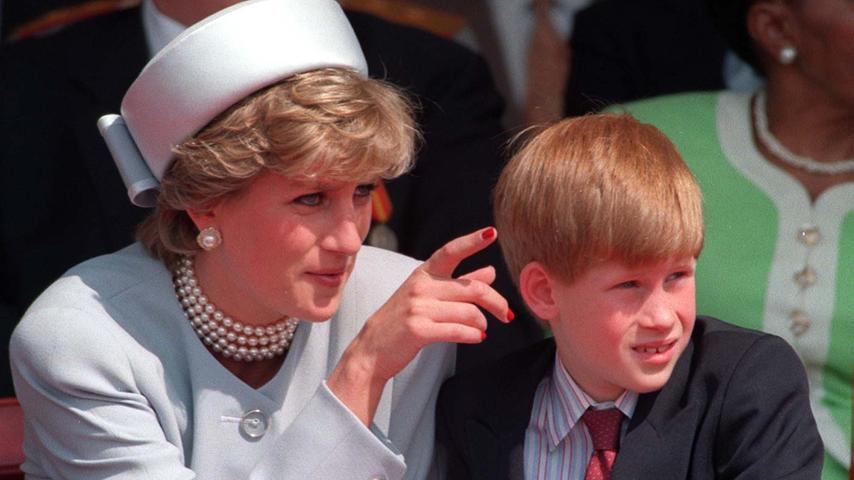 Im Vorwort des Kinderbuches "Hospital by the Hill", das jetzt erschienen ist, beschreibt Prinz Harry die Trauer nach dem Tod seiner Mutter Diana. "Dianas Tod hat ein Loch hinterlassen", heißt es darin. Dieses Foto aus dem Jahr 1995 zeigt Harry als Kind neben seiner Mutter Lady Di.