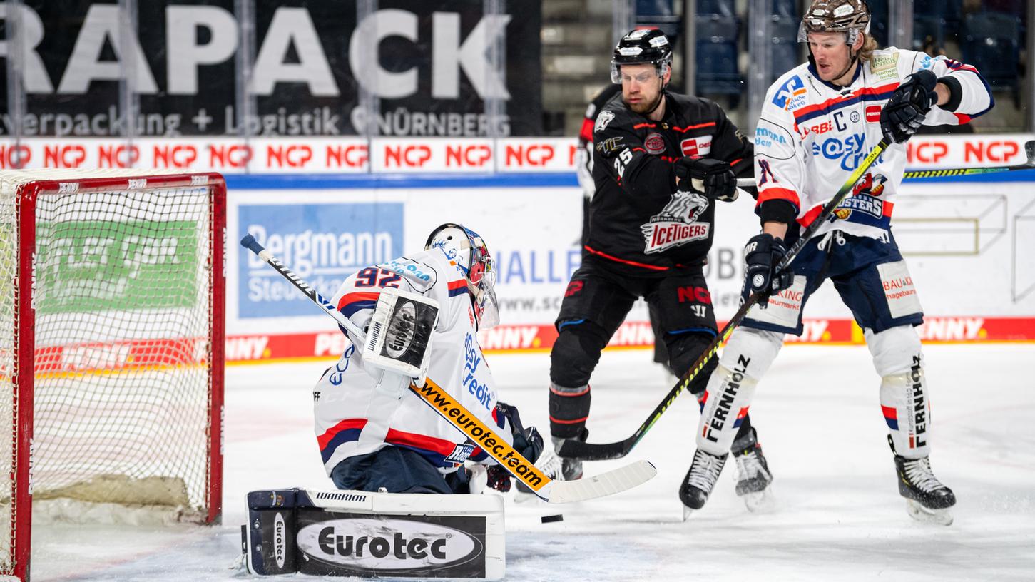 Hattrick: Daniel Schmölz schoss drei Tore für die Ice Tigers gegen die Iserlohner Andy Jenike und Thorsten Ankert (rechts).