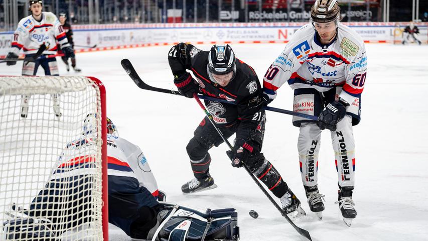 Abschluss: Max Kislinger markierte den 7:3-Endstand für die Ice Tigers. Abschluss: Max Kislinger markierte den 7:3-Endstand für die Ice Tigers.