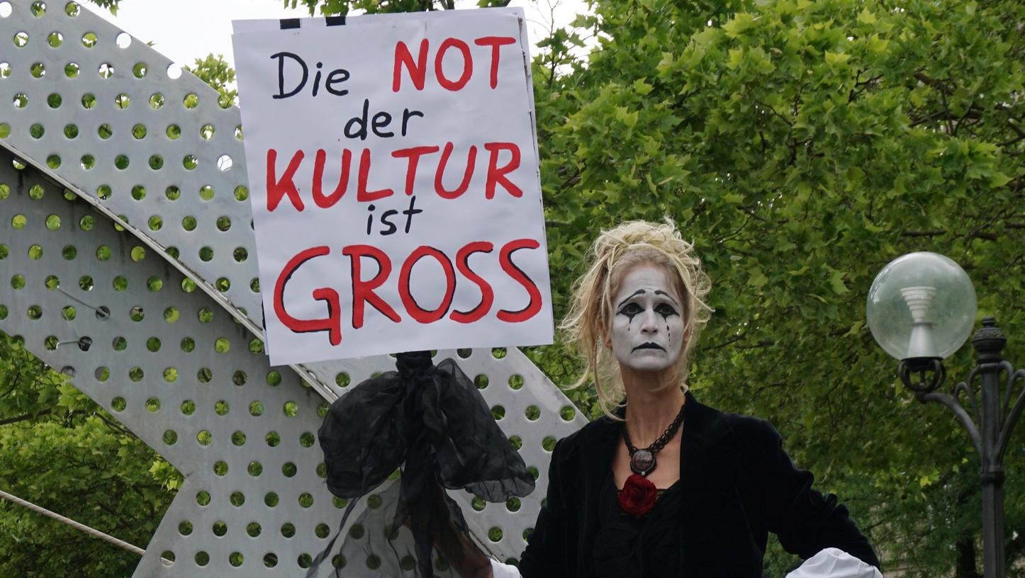 „Die Not der Kultur ist gross“: Das Bild ist bei einer Performance im Juni 2020 in Fürth entstanden.
„Die Not der Kultur ist gross“: Das Bild ist bei einer Performance im Juni 2020 in Fürth entstanden.
