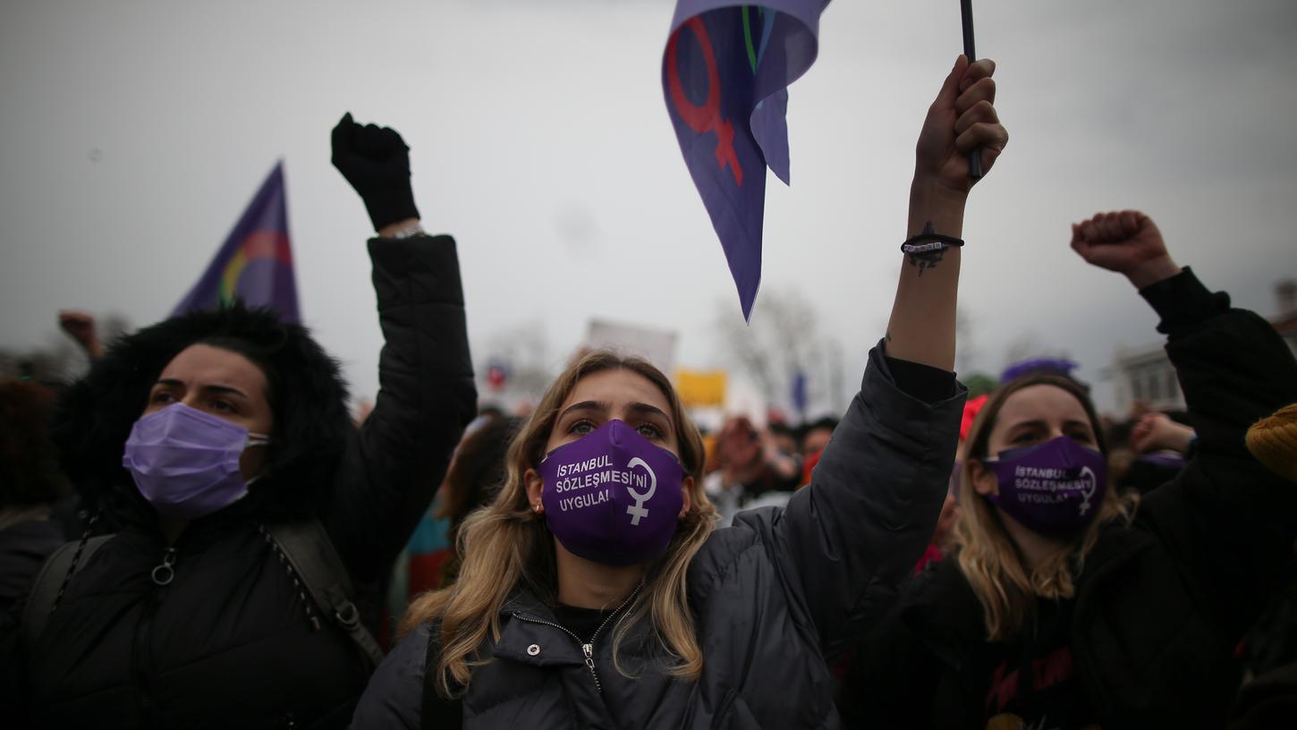 Tausende demonstrierten in den vergangenen Tagen in der Türkei gegen den Austritt aus der Frauenrechts-Konvention.
