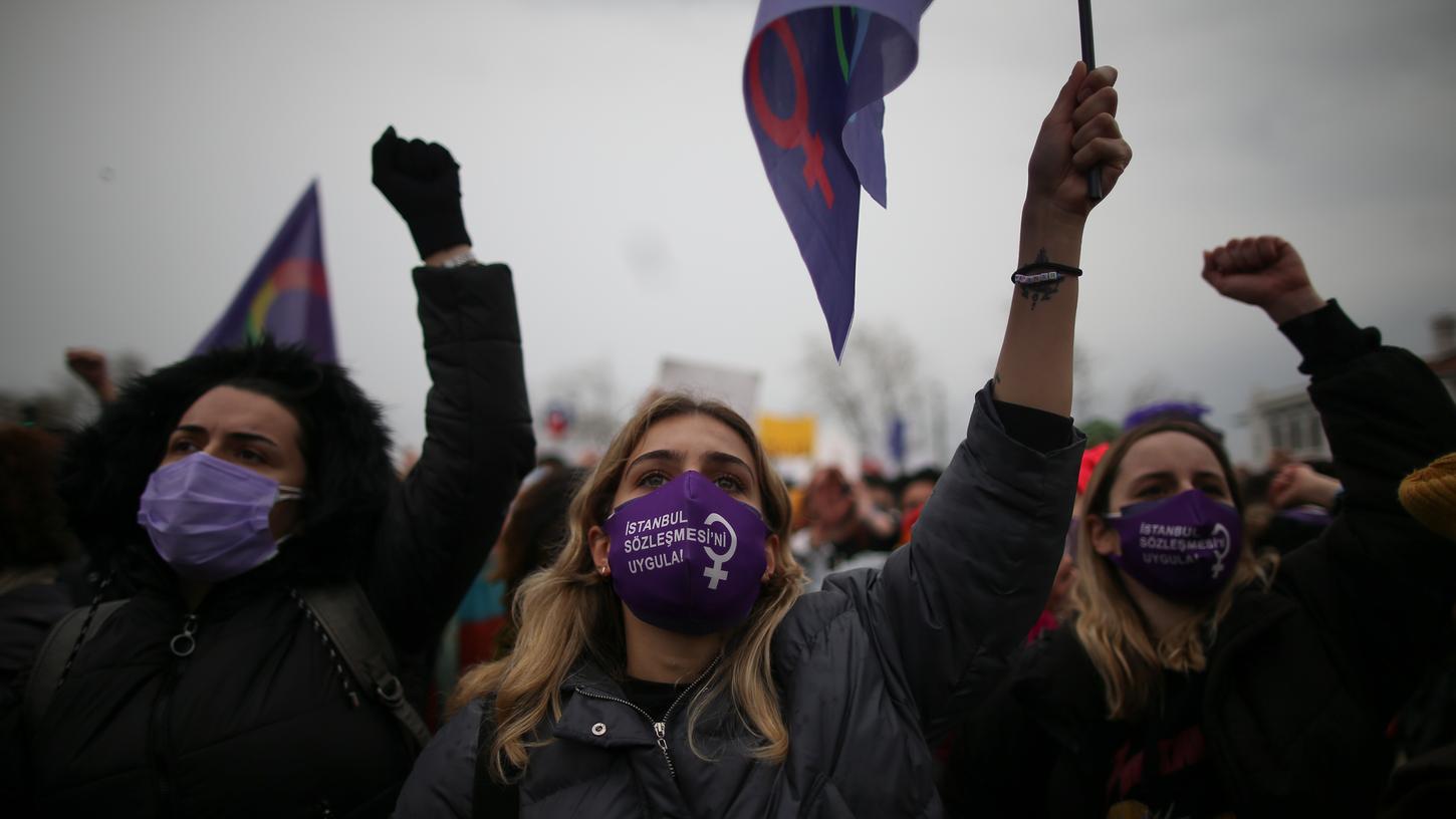 Tausende demonstrierten in den vergangenen Tagen in der Türkei gegen den Austritt aus der Frauenrechts-Konvention.
Tausende demonstrierten in den vergangenen Tagen in der Türkei gegen den Austritt aus der Frauenrechts-Konvention.