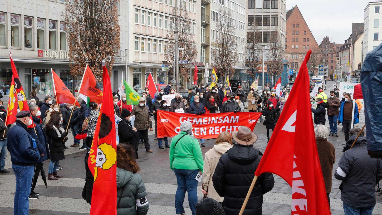 Der Kornmarkt wurde während der Demo zum Fahnenmeer.
Der Kornmarkt wurde während der Demo zum Fahnenmeer.