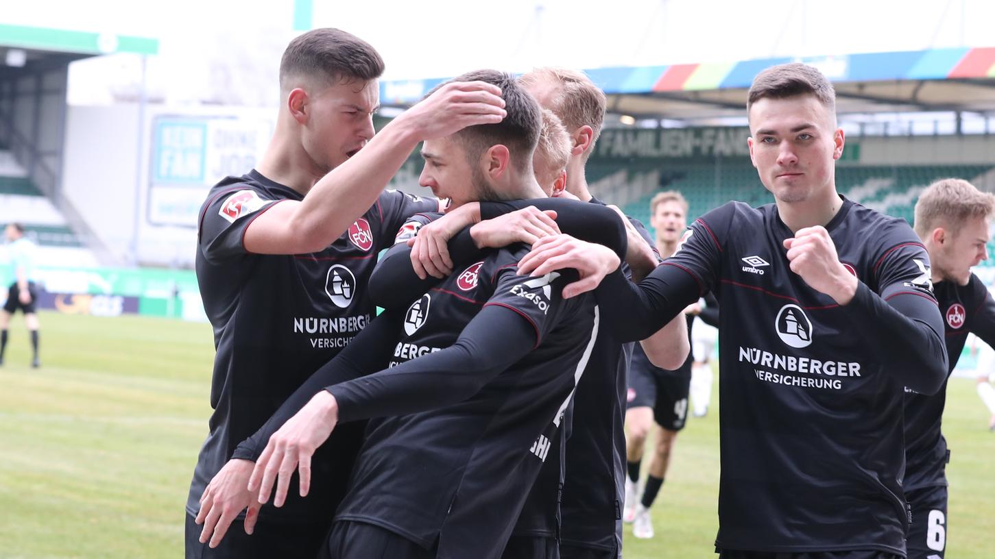 Glückliche Nürnberger: Erik Shuranov (Mitte) und Kollegen nach seinem Premierentreffer. Glückliche Nürnberger: Erik Shuranov (Mitte) und Kollegen nach seinem Premierentreffer.