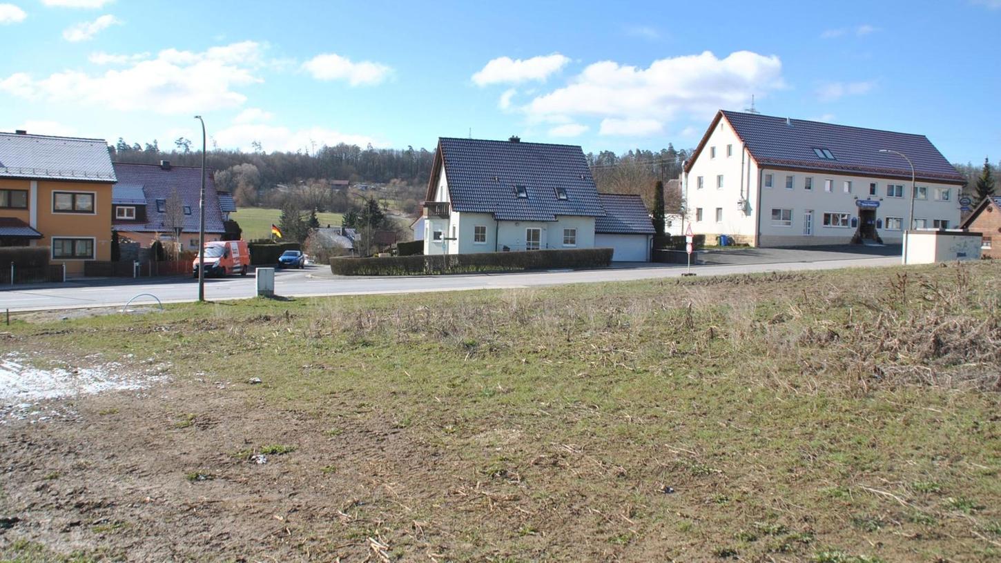 Auf diesem Grundstück an der Hauptstraße in Weilersbach gegenüber dem Gasthaus „Schnörla“ (re.) ist das barrierefreie Mehrfamilienhaus geplant.   