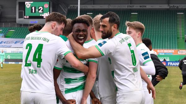 … Dickson Abiama in der Nachspielzeit des 268. Traditionsduells der Spielvereinigung spät noch einen Punkt sichert. Nachdem Branimir Hrgota eine Itter-Hereingabe verpasst hat, ist der vor gar nicht langer Zeit noch in Mögeldorf aktive Angreifer zur Stelle und stellt in diesem spannenden Nachbarschaftsstreit final auf 2:2.