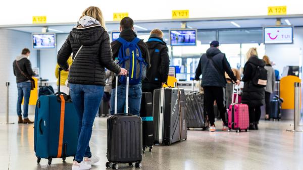Seit dem 30. März 2021 haben grundsätzlich alle Personen, die per Flugzeug in die Bundesrepublik einreisen, vor dem Abflug dem Beförderer ein negatives Testergebnis vorzulegen, gibt das Gesundheitsministerium bekannt. Diese Test- und Nachweispflicht gilt unabhängig davon, ob die Beförderung aus einem Risikogebiet stattfindet. Die dem Test zugrundeliegende Abstrichnahme darf grundsätzlich höchstens 48 Stunden vor der Einreise in die Bundesrepublik vorgenommen worden sein. Die neue Test- und Nachweispflicht gilt vorerst bis einschließlich 9. Mai 2021. Hotels und andere Beherbergungsbetriebe in Deutschland sollen für Urlauber weiterhin geschlossen bleiben.