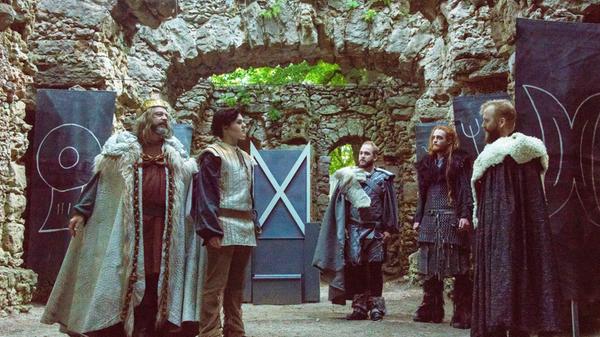 Das Werk handelt vom Aufstieg des königlichen Heerführers Macbeth zum König von Schottland