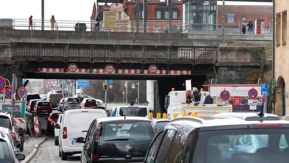 An der Rothenburger Straße rollt die Blechlawine unaufhaltsam Richtung Süden. Hier an der Kreuzung mit dem Frankenschnellweg staut sich der Verkehr täglich. Beim geplanten kreuzungsfreien Ausbau würden die Autos im Tunnel verschwinden.
An der Rothenburger Straße rollt die Blechlawine unaufhaltsam Richtung Süden. Hier an der Kreuzung mit dem Frankenschnellweg staut sich der Verkehr täglich. Beim geplanten kreuzungsfreien Ausbau würden die Autos im Tunnel verschwinden.