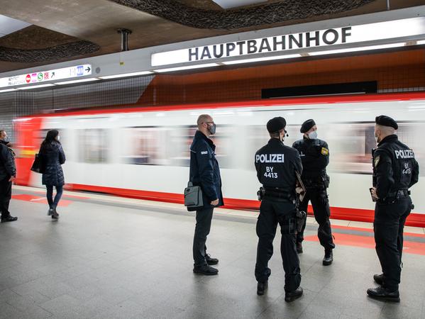 Wegen der Corona-Pandemie nutzen nur halb so viele Menschen wie sonst die öffentlichen Verkehrsmittel.
Wegen der Corona-Pandemie nutzen nur halb so viele Menschen wie sonst die öffentlichen Verkehrsmittel.