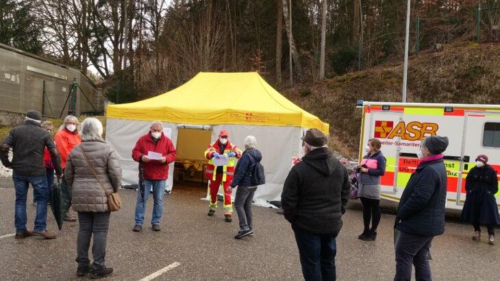 ASB-Vorsitzender Roland Löb verkündet persönlich das Testergebnis an die Wartenden. ASB-Vorsitzender Roland Löb verkündet persönlich das Testergebnis an die Wartenden.