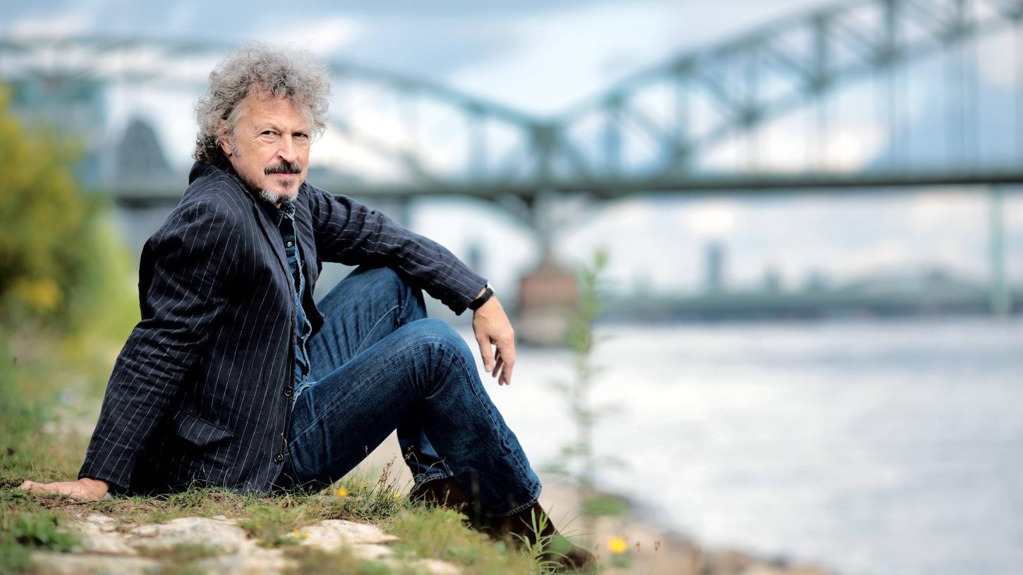 "Alles fließt" heißt das jüngste BAP-Album: Wolfgang Niedecken, der am 30. März 2021 seinen 70. Geburtstag feiert, sitzt am Ufer des Rheins in seiner Heimatstadt Köln