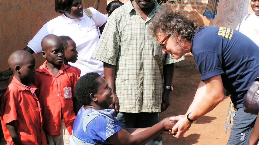 BAP-Sänger Wolfgang Niedecken ist auch sozial engagiert. Hier unterstützt er die Aktion "Gemeinsam für Afrika". Er hat die Hilfe "Rebound" in Uganda mitbegründet. BAP-Sänger Wolfgang Niedecken ist auch sozial engagiert. Hier unterstützt er die Aktion "Gemeinsam für Afrika". Er hat die Hilfe "Rebound" in Uganda mitbegründet.