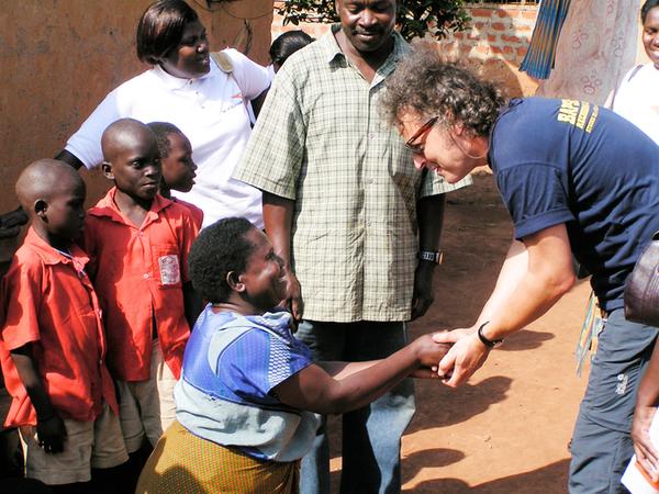 Der Sänger der Kölner Rockgruppe BAP, Wolfgang Niedecken, ist Botschafter der Aktion "Gemeinsam fuer Afrika", einem Zusammenschluss von 21 deutschen Hilfsorganisationen. Hier begrüßt er bei seiner Tour durch Uganda Betty das Mädchen Nampija Mpungu auf ihrem Hof bei Masaka im Westen Ugandas. 