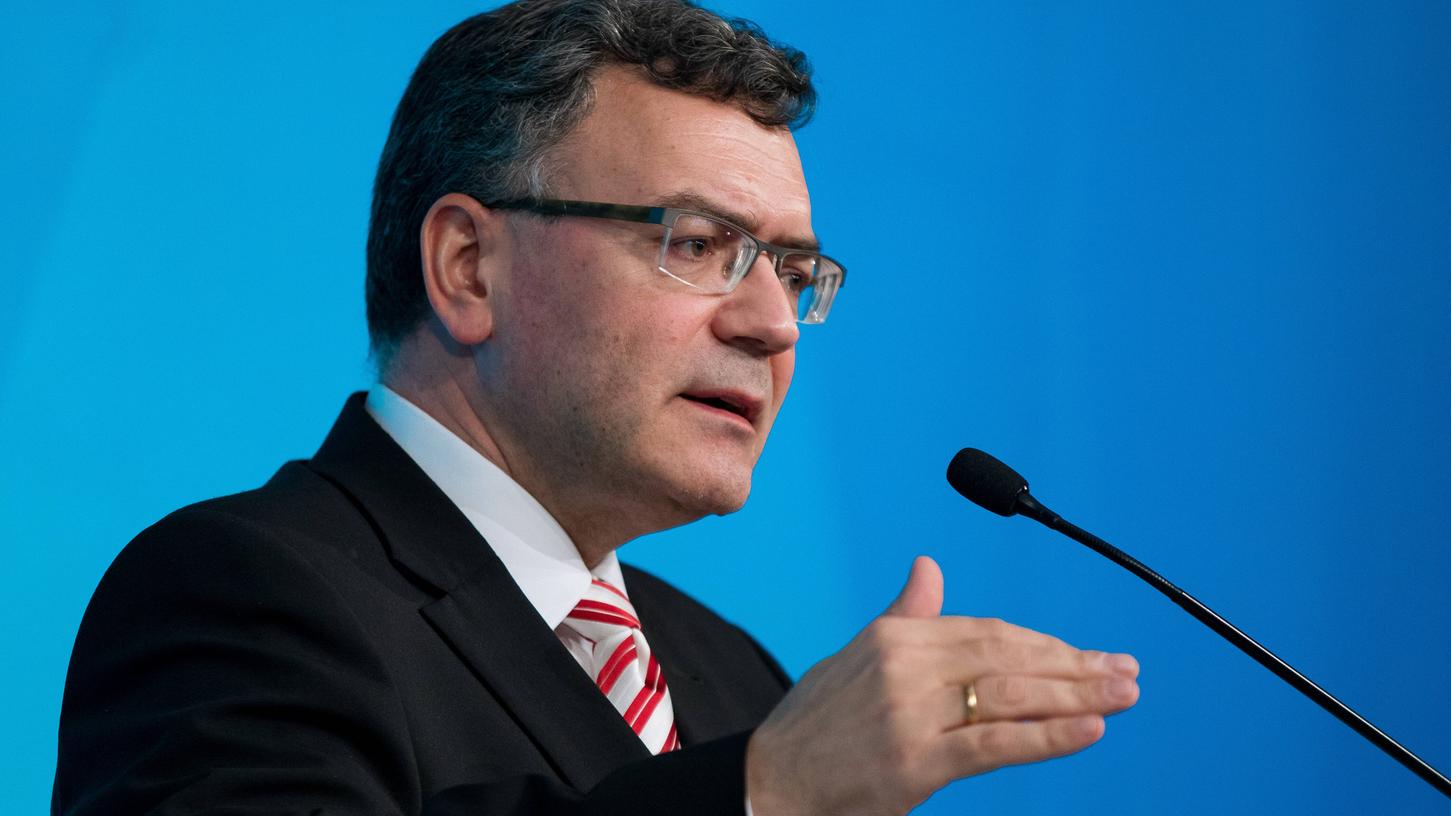 Der Leiter der Bayerischen Staatskanzlei, Staatsminister Dr. Florian Herrmann, zeigt kein Verständnis für die Forderungen.
