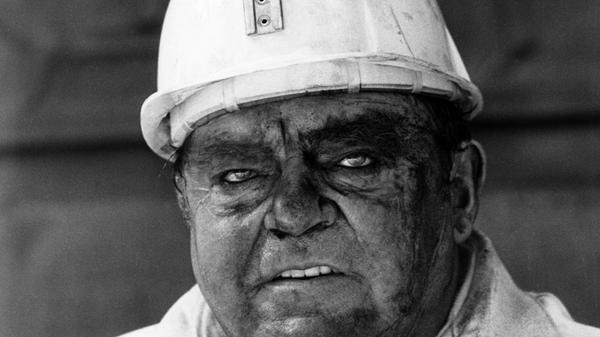 Nach Recherchen des Spiegel hat CSU-Übervater Franz-Josef Strauß (hier beim Besuch einer Schachtanlage in Castrop-Rauxel) nicht nur einmal, sondern systematisch über Jahrzehnte hinweg die Hand aufgehalten. Über ein Treuhandkonto erhielt er unter anderem von BMW, Bertelsmann, Daimler-Benz und dem Medienzar Leo Kirch etliche Gelder ohne offizielle Gegenleistung. Der Politiker Strauß soll als Privatmann vielfacher Millionär gewesen sein. Wie Max Streibl war der ehemalige Verteidigungsminister auch in dubiose Waffengeschäfte verwickelt. Später tauchten auch die Namen seiner Tochter Monika Hohlmeier und seines Sohnes Max Strauß im Zusammenhang mit Lobbyismus-Affären auf.