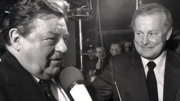 1993 kam heraus, dass sich der Bayerische Ministerpräsident Max Streibl (re., hier mit Franz-Josef Strauß) in seiner Zeit als Finanzminister im Zusammenhang mit Waffengeschäften finanzielle Zuwendungen von einem befreundeten Unternehmer erhalten hatte. Dass er sich keiner Schuld bewusst war, offenbarte Streibl im gleichen Jahr bei seiner Aschermittwochsrede in Passau. Er begrüßte die Zuschauer mit den Worten "Saludos Amigos" und der rhetorischen Frage, ob es in der CSU eine Schande sei, "Freunde" zu haben. Streibl soll neben seinem politischen Amt gleichzeitig noch bis zu zehn Aufsichtsratsposten innegehabt haben. Er geriet ferner wegen eines undurchsichtigen Immobiliengeschäfts mit der Caritas ins Gerede. Im Mai 1993 trat Streibl als Ministerpräsident zurück. Sein Nachfolger wurde Edmund Stoiber.