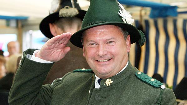 Der CSU-Landtagsabgeordnete Jakob Kreidl (Jahrgang 1952), aufgenommen 2007 beim Patronatstag der Bayerischen Gebirgsschützen in Schliersee. Die Feier anlässlich seines 60. Geburtstages kostete 2012 rund 120.000 Euro, davon bezahlten die Sparkasse Miesbach-Tegernsee 77.000 Euro, der Landkreis Miesbach 32.200 Euro. Außerdem soll sich Familie Kreidl bei privaten Baumaßnahmen eher nicht an gültige Vorschriften gehalten haben. 2019 wurde Kreidl wegen Untreue zu einer Bewährungsstrafe und 200 Sozialstunden verurteilt. Auch in die Plagiatsaffäre war Kreidl verwickelt. 2013 entzog ihm die Universität der Bundeswehr den Doktortitel.