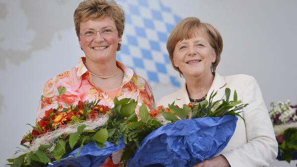 Eine Weile sah es so aus, als ob die Strauß-Tochter Monika Hohlmeier in der Partei die Nachfolge ihres berühmten Vaters antreten könnte. Doch dann wurden der ehemaligen Kultusministerin immer wieder unzulässige Einflussnahmen bei der Vergabe von Posten vorgeworfen. In der "Münchner CSU-Affäre" wurde Monika Hohlmeier (hier mit Angela Merkel) ebenfalls schwer belastet. Sie soll den skandalträchtigen "Stimmenkauf" zugunsten ihrer Partie zumindest geduldet haben. Seit 2009 sitzt die Politikerin als Abgeordnete ihrer Partei im Europaparlament. Sie gehört dort unter anderem dem "Sonderausschuss gegen organisiertes Verbrechen, Korruption und Geldwäsche an". Im Februar 2021 kam heraus, dass auch sie in der Maskenaffäre beim Kontakteknüpfen mitgeholfen haben soll.