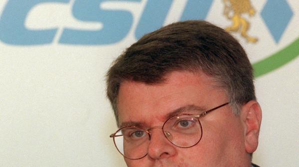 Über den Umbau seines Privathauses stürzte der ehemalige CSU-Generalsekretär Bernd Protzner. Der gebürtige Kulmbacher hatte 1991 Rechnungen über mindestens 400 000 Mark nicht aus seinem versteuerten Privatvermögen bezahlt, sondern in die Abrechnung eines Neubaus einer Lackiererei für seinen KFZ-Reparaturbetrieb in Coburg einfließen lassen. Wie Protzner selbst wurde nach langem juristischen Vorlauf auch seine Ehefrau Birgit Altmann-Protzner zu einer Geldstrafe verurteilt. Als Bauunternehmer involviert war Protzners Freund Alois Dechant.