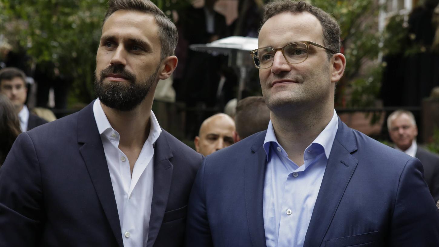 Bundesgesundheitsminister Jens Spahn (r.) und sein Ehemann Daniel Funke bei den Nibelungen-Festspielen 2019.