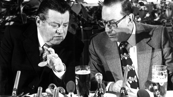 Bis heute nicht völlig aufgeklärt ist die bayerische "Spielbanken-Affäre". Mitte der 1950er Jahre waren mehrere Konzessionen für Spielbanken an Privatleute gegangen. Die CSU stellte damals zwar schon die stärkste Fraktion, war aber noch nicht an der Macht. Es regierte eine Vierer-Koalition unter Führung der Bayernpartei (BP). Einige Regierungsmitglieder sollen bei der Konzessionsvergabe bestochen worden sein. Nachdem die CSU 1957 die Vormachtstellung in Bayern eingenommen hatte, verschleppte sie die Aufklärung der Vorwürfe und verstrickte sich selbst in die Affäre. Als es dann doch zum Prozess kam, machte sich der damalige CSU-Generalsekretär Friedrich Zimmermann des "fahrlässigen Falscheides" schuldig. Danach trug der spätere Bundesminister den Spitznamen "Old Schwurhand".