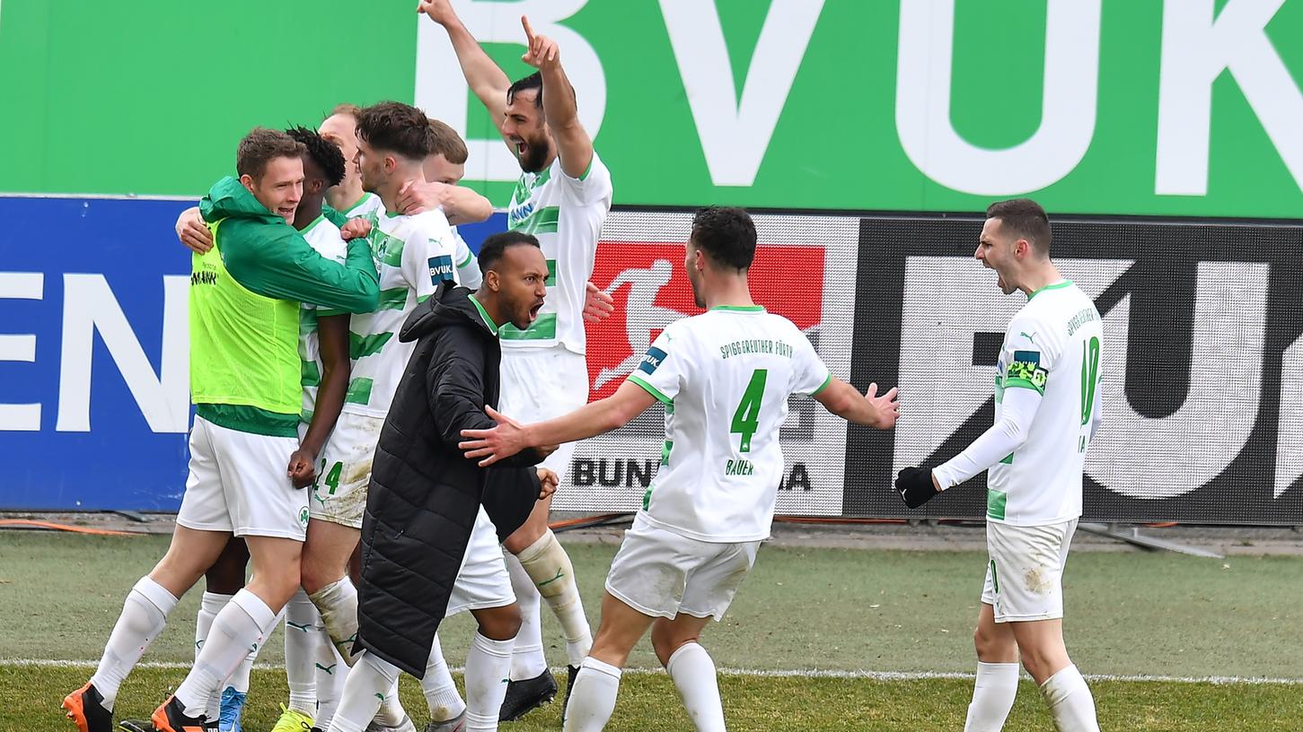 So jubelt ein Team, das im Derby kurz vor Schluss ausgleicht.
So jubelt ein Team, das im Derby kurz vor Schluss ausgleicht.