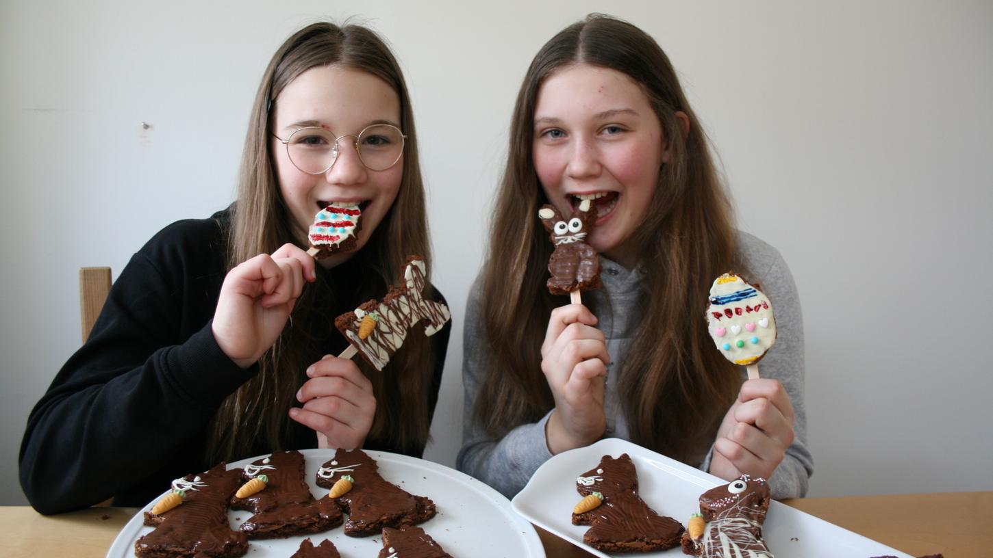 Marlene und Sophia (v. l.) haben für die Kinderzeitung "nanu!?" süße Brownie-Osterhasen gebacken und verraten das Rezept in der nächsten Ausgabe, die am Freitag, 26. März, erscheint.