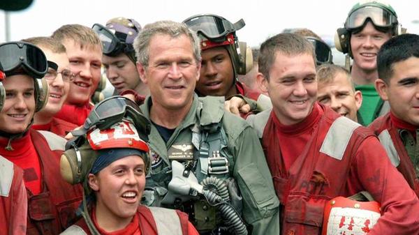 Der Republikaner George W. Bush ist der bisher einzige Präsident der USA, der es eindeutig ohne Stimm-Mehrheit und ohne eindeutige Wahlmänner-Mehrheit ins Weiße Haus schaffte. Die Nachzählung der entscheidenden Stimmen aus Florian - per Hand - unterbanden die mehrheitlich republikanischen Obersten Bundesrichter rigoros. Und beendeten damit ein tragikomisches, wochenlanges Schauspiel um Wählerstimmen, ungültige Stimmzettel, kaputte Wahlautomaten und Wähler, denen man illegal ihr Stimmrecht entzog. Die Regierung des ältesten Sohnes von Ex-Präsident Bush begann genauso umstritten wie sie endete. Was "W." in der Welt so alles anrichtete, braucht hier nicht nochmal erläutert zu werden: die Folgen seiner planlosen Militär-Interventionen in Afghanistan und Irak prägen bis heute die Weltpolitik. Globale Sicherheit und Ansehen der Vereinigten Staaten: Unter ihm fielen beide in ein tiefes Loch. Bush war ein einfacher Mann mit einfachem Intellekt, der einfache Antworten auf komplizierte Fragen geben wollte. Der die vom Vater vererbte rhetorische Unfähigkeit perfektionierte. Der mit dem 11. September 2001 auf die größte amerikanische Tragödie seit Pearl Harbour reagieren musste. Der in missionarischem Eifer einen globalen Anti-Terror-Krieg ausrief, der ins Nichts führte. Dessen außenpolitischer Scherbenhaufen bald auch noch mit innenpolitischer Inkompetenz hinsichtlich des Hurrikans "Katrina" vermengt wurde. Und der seinem Nachfolger auch noch eine weltweite Finanz- und Wirtschaftskrise hinterließ, an der die Deregulierungswut seiner Administration maßgeblichen Anteil hatte. George W. Bushs Präsidentschaft, geprägt von der "neokonservativen" Garde der Republikaner, war am Ende eine blutige, teure Blamage für die Vereinigten Staaten. Um zumindest einen positiven Aspekt zu erwähnen: Getrieben von Nächstenliebe, war es für den wiedergeborenen Christen Bush eine Herzensangelegenheit, die amerikanische Entwicklungshilfe für die ärmsten Regionen weltweit rapide anzuheben. Absolution gibt es dafür aber keine.