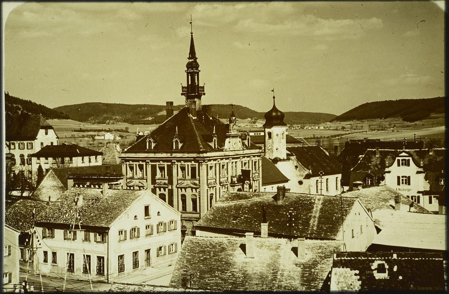 Die Treuchtlinger Stadtmitte zu Beginn des 20. Jahrhunderts. Rund ums Rathaus sind die typischen, mit Kalksteinplatten bedeckten Jurahaus-Dächer erkennbar.