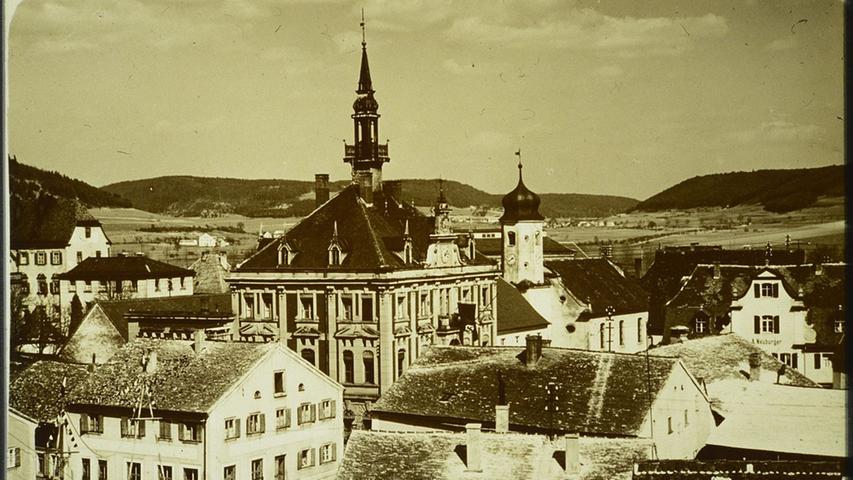 Die Treuchtlinger Stadtmitte zu Beginn des 20. Jahrhunderts. Rund ums Rathaus sind die typischen, mit Kalksteinplatten bedeckten Jurahaus-Dächer erkennbar.