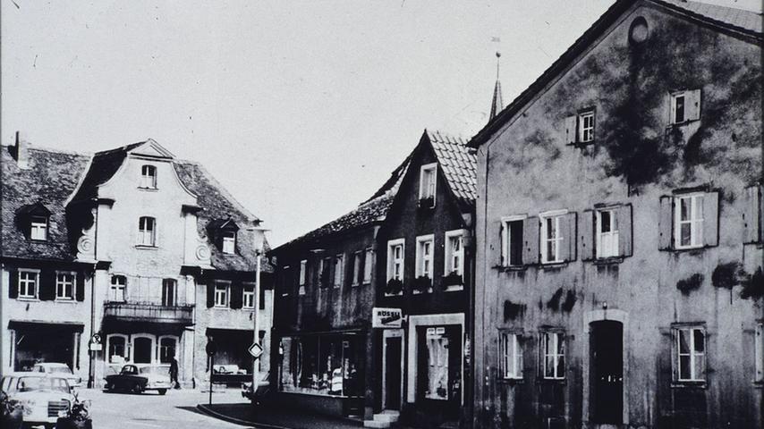 Die einstigen Jurahäuser in der Hauptstraße gegenüber dem Treuchtlinger Rathaus in den 1960er Jahren.