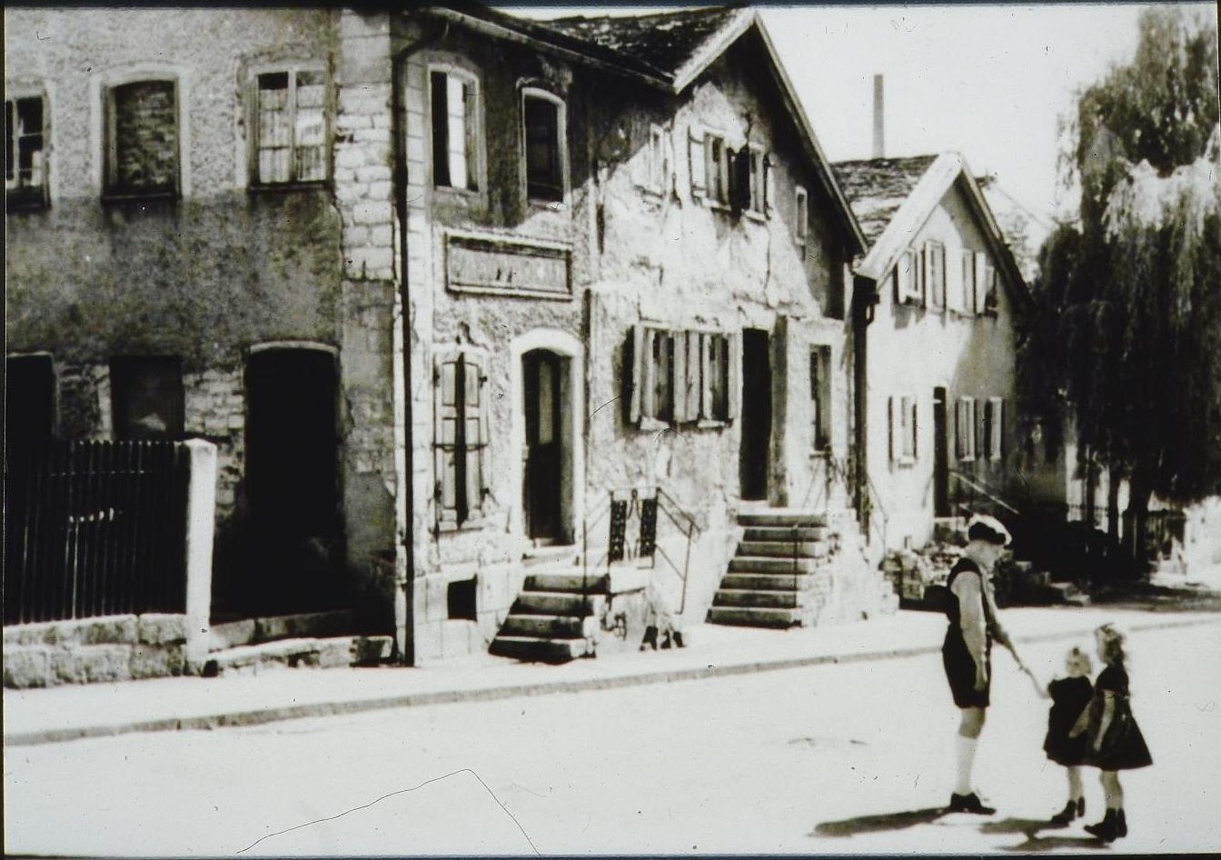 Bescheidene, vom Alter gezeichnete Jurahäuschen in Treuchtlingen Mitte des 20. Jahrhunderts.