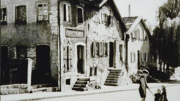 Bescheidene, vom Alter gezeichnete Jurahäuschen in Treuchtlingen Mitte des 20. Jahrhunderts.