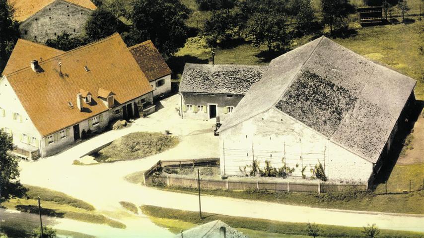 Ein typischer Jurahaus-Bauernhof in den 1970er oder 1980er Jahren.