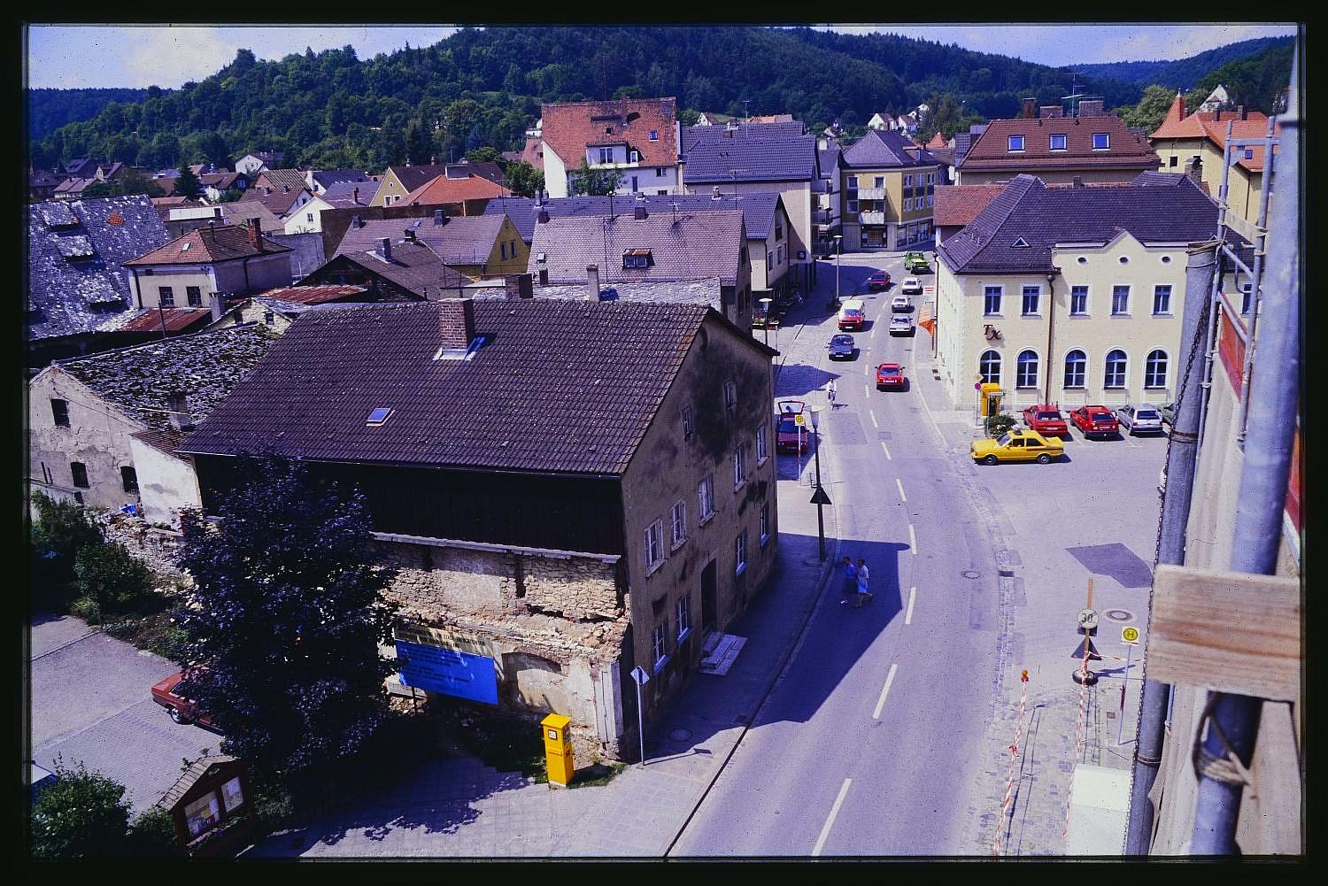 Der noch bebaute Rathausplatz und die Jurahäuser in der Hauptstraße in den 1970er Jahren. Ganz rechts das eingerüstete Rathaus, dahinter das Verlagsgebäude des Treuchtlinger Kuriers (TK).
