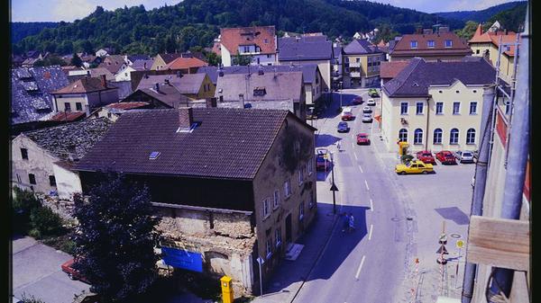 Der noch bebaute Rathausplatz und die Jurahäuser in der Hauptstraße in den 1970er Jahren. Ganz rechts das eingerüstete Rathaus, dahinter das Verlagsgebäude des Treuchtlinger Kuriers (TK).