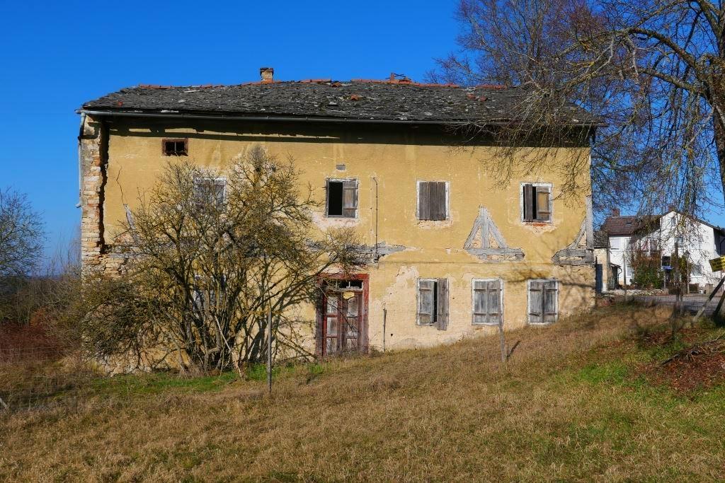 Der rund 450 Jahre alte Brauereigasthof "Zur Krone" in Büttelbronn vor wenigen Jahren vor Beginn seiner Restaurierung.