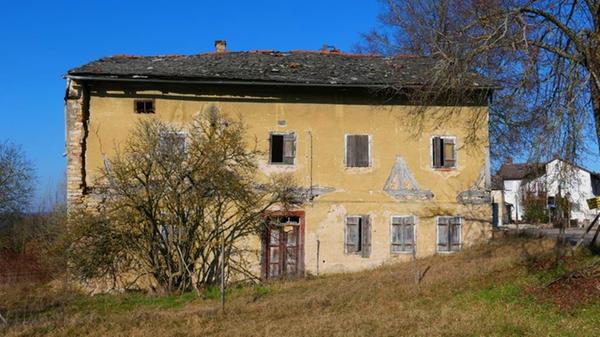 Der rund 450 Jahre alte Brauereigasthof "Zur Krone" in Büttelbronn vor wenigen Jahren vor Beginn seiner Restaurierung.